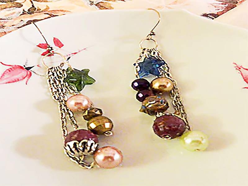 Ohrstecker, Silberfarbener Ohrhaken, 5 Silberfarbene Kettchen, 4 Mit Kunstperlen Und Acrylperlen - 2531+ von EarringsBraceletsEtc