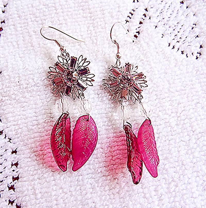 Pale Pink Swarovski Ohrringe, Kristall Blume, Silberfarbener Hintergrund, Transparente Perle Und 4 Weinrote Acrylperlen - 0500 von EarringsBraceletsEtc