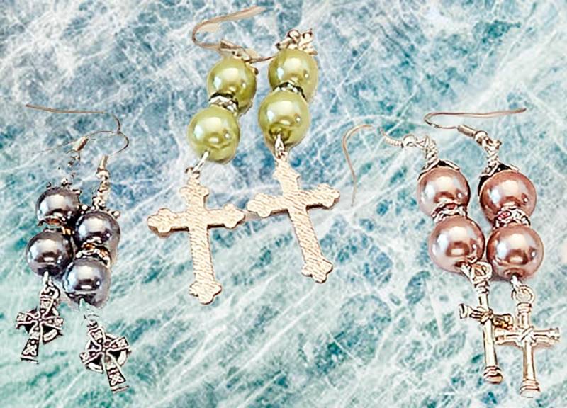 Perlenkreuz Baumeln Ohrringe Pink, Grün, Blau Schmuck von EarringsBraceletsEtc