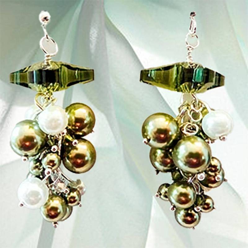 Swarovski Pearl Grape Ohrringe Grüne & Weiße Perlenschmuck von EarringsBraceletsEtc