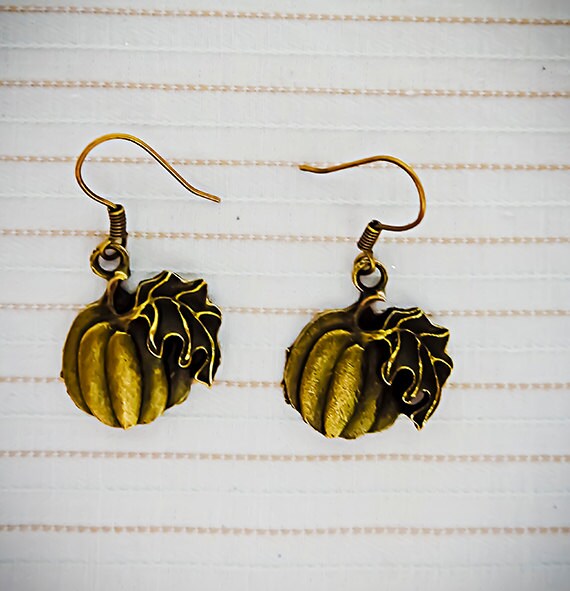 Antike Messing Kürbis Charme Ohrringe Halloween Thanksgiving Schmuck von EarringsBraceletsEtc