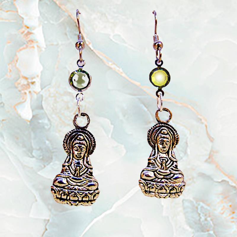 Quan Yin Ohrringe Silber Pewter, Peridot Kristalle, Göttin Der Barmherzigkeit von EarringsBraceletsEtc