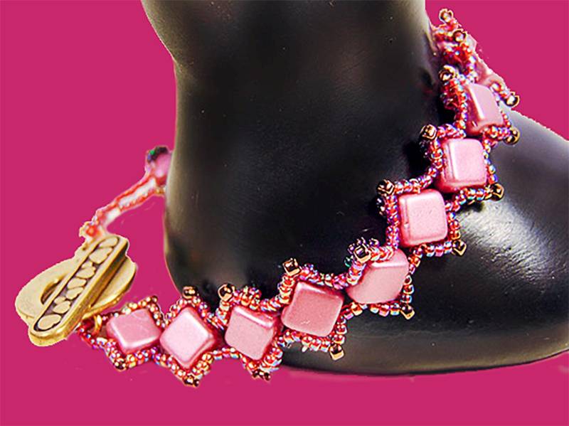 Handgefertigtes Lila Keramik Perlenarmband Messing Herz Knebel von EarringsBraceletsEtc