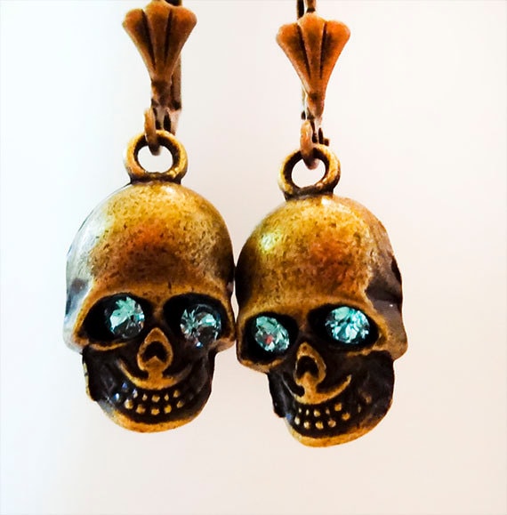 Schädel Charme Ohrringe, Totenkopf Schmuck, Schädel Charme, Schädel, Messing Blaue Glasaugen, Messing-Spiralen, Brisur Ohrringe - 0806 Schädel Charme Ohrringe, Totenkopf Schmuck, Schädel Charme, Schädel, Messing Blaue Glasaugen, Messing-Spiralen, Brisur Ohrringe - 0806 von EarringsBraceletsEtc