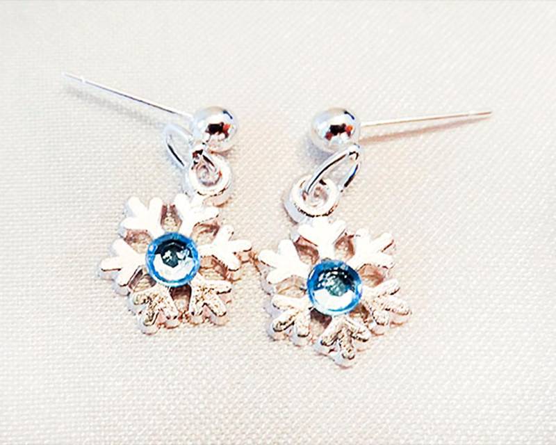 Schneeflocke Charm Ohrringe Mit Blauem Kristall - 1164C von EarringsBraceletsEtc