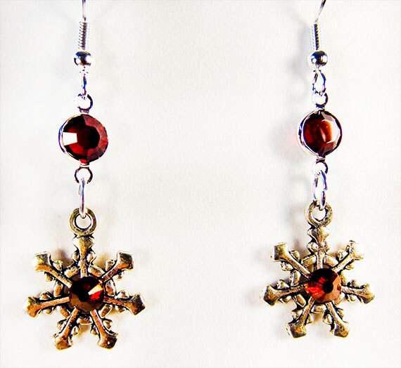Schneeflocke Ohrringe, Weihnachtsohrringe, Winter Ohrringe, Schneeflocken Schmuck, Weihnachtsschmuck, Winterschmuck, Roter Kristall, Swarovski - Schneeflocke Ohrringe, Weihnachtsohrringe, Winter Ohrringe, Schneeflocken Schmuck, Weihnachtsschmuck, Winterschmuck, Roter Kristall, Swarovski - von EarringsBraceletsEtc