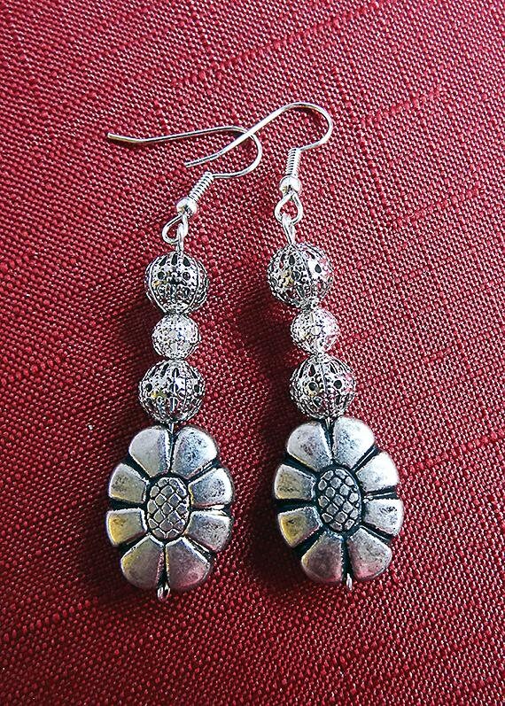 Silber Finish Ohrringe, Baumeln Ohrringe. 3 Perlen Mit Silber-Finish Und Eine Größere Blümchen-Perle - 0601+ von EarringsBraceletsEtc