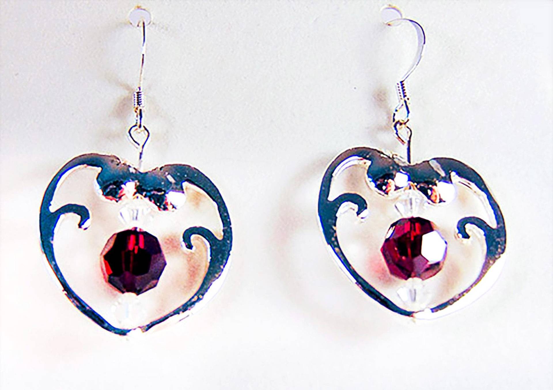 Silber Herz Ohrringe, Herz Ohrringe, Schmuck, Swarovski Kristall, Tiefroter Siam Kristall - 1856 Silber Herz Ohrringe, Herz Ohrringe, Schmuck, Swarovski Kristall, Tiefroter Siam Kristall - 1856 von EarringsBraceletsEtc