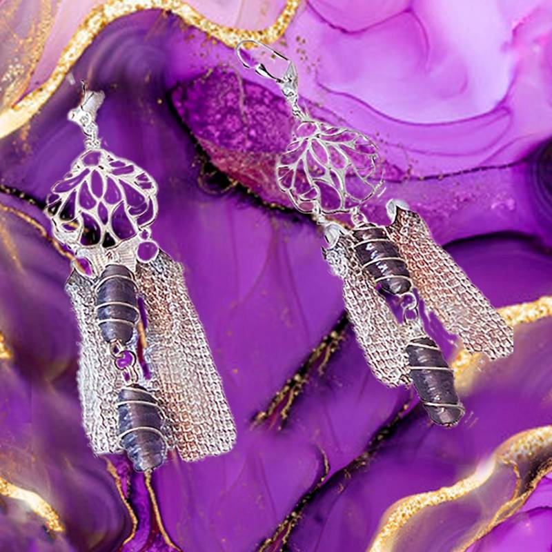 Silberner Handelier Mit 2 Silbernen Quastenketten Und in Silberdraht Gewickelten Lila Perlen. Leverback Ohrdrähte - 0099+ von EarringsBraceletsEtc