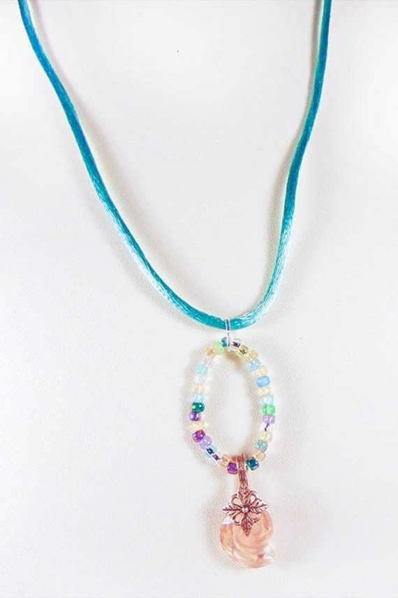 Swarovski Crystal Sea Snail Halskette Türkis Satinkordel, Sterling Verschluss Swarovski Crystal Sea Snail Halskette Türkis Satinkordel, Sterling Verschluss von EarringsBraceletsEtc