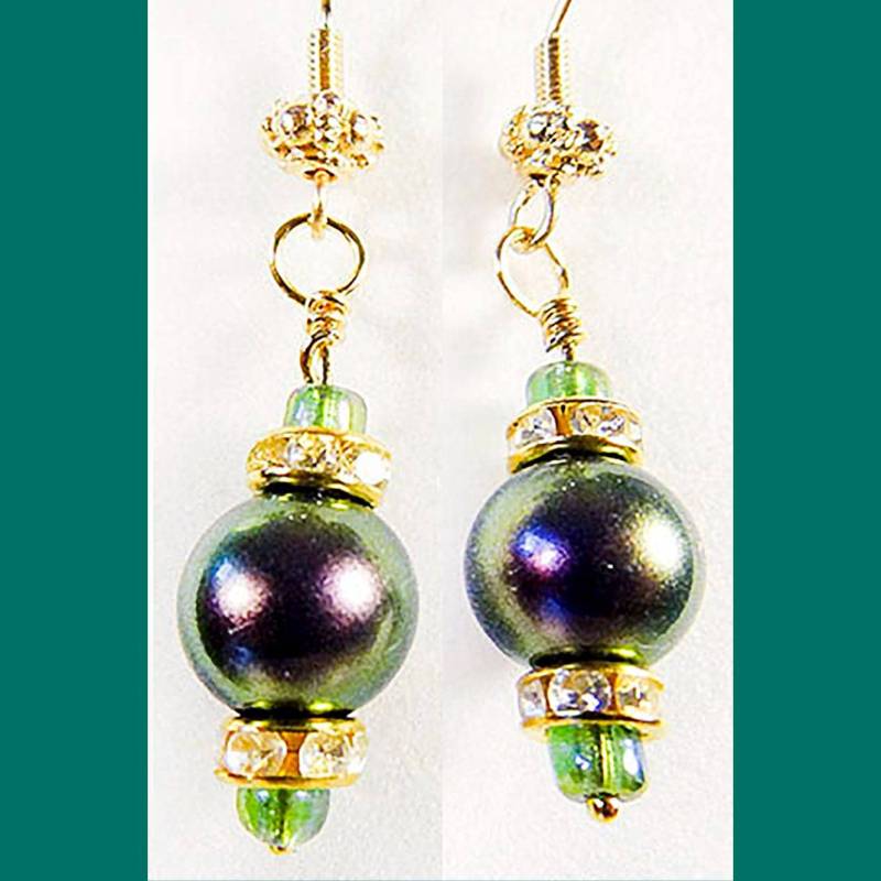 Swarovski Perlen Ohrringe Schillerndes Lila, Strass & Grüne Perle von EarringsBraceletsEtc