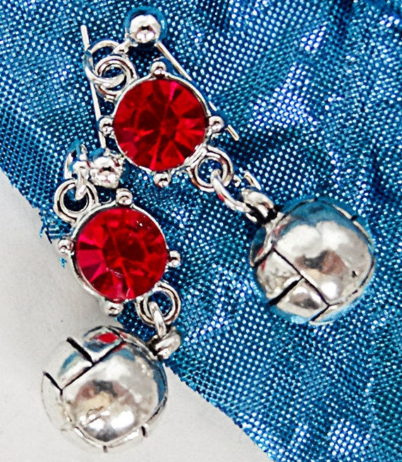 Volleyball Ohrringe Silber Anhänger Mit Rotem Kristall - 0619S Volleyball Ohrringe Silber Anhänger Mit Rotem Kristall - 0619S von EarringsBraceletsEtc