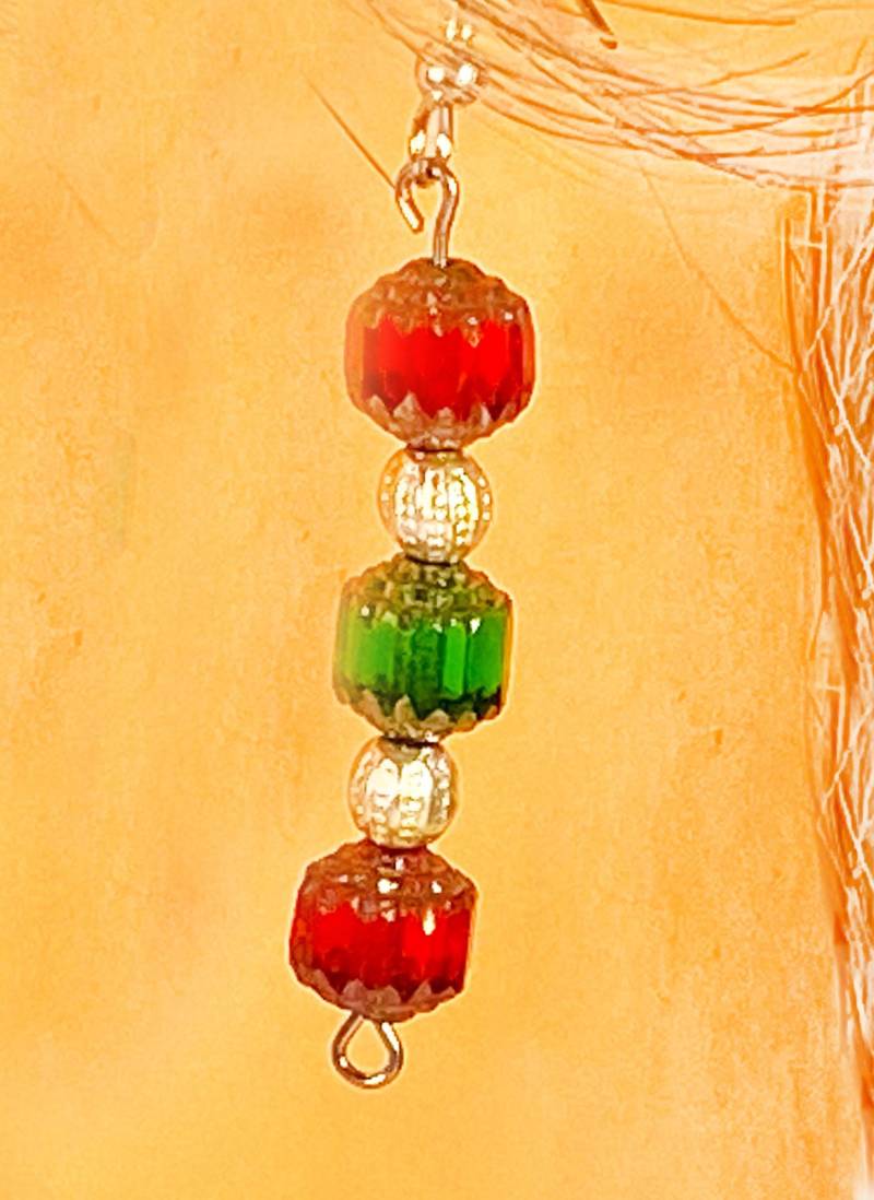 Weihnachts-Ohrringe, Rote Perle, Grüne Perlen, Edelstahl-Ohrhaken, Silberfarbene Spacer, Weihnachts-stretcharmband - 1228+ von EarringsBraceletsEtc