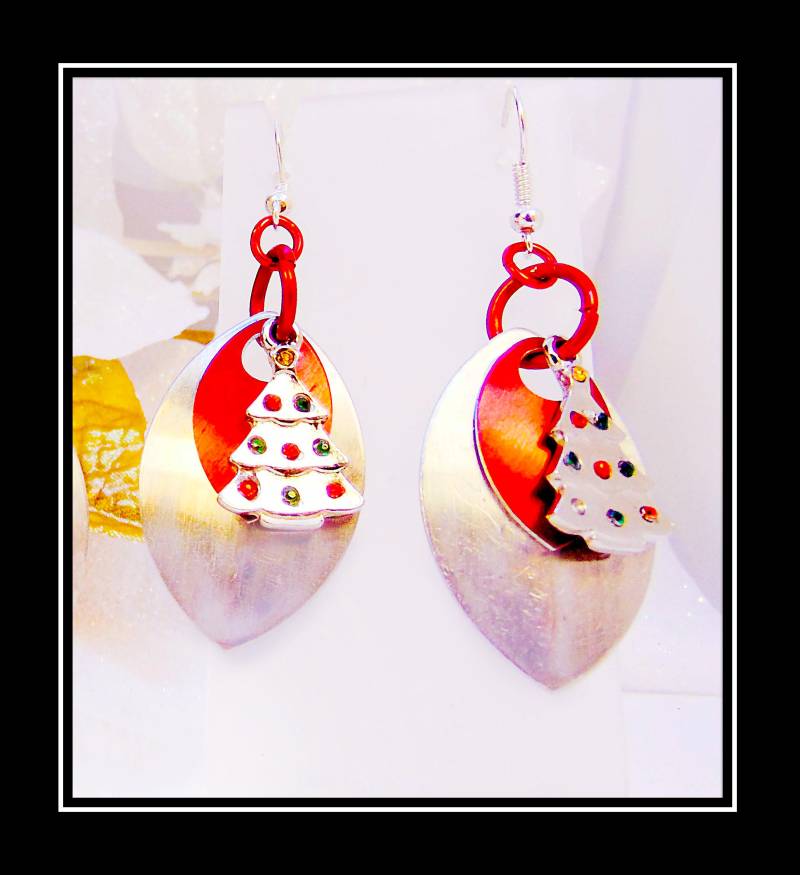 Weihnachts-Ohrringe Aus Aluminium. Weihnachtsbaum Charm, Silbernes Aluminium, Rotes Grünes Weihnachtsschmuck - 2256C von EarringsBraceletsEtc