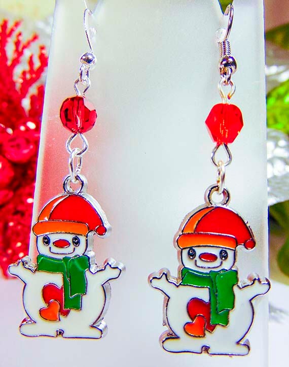 Weihnachtsohrringe, Weihnachtsschmuck, Schneemannohrringe, Schneemannschmuck, Emaille-Schneemannanhänger, Grüner Kristall, Swarovski-Kristall - 1617C von EarringsBraceletsEtc