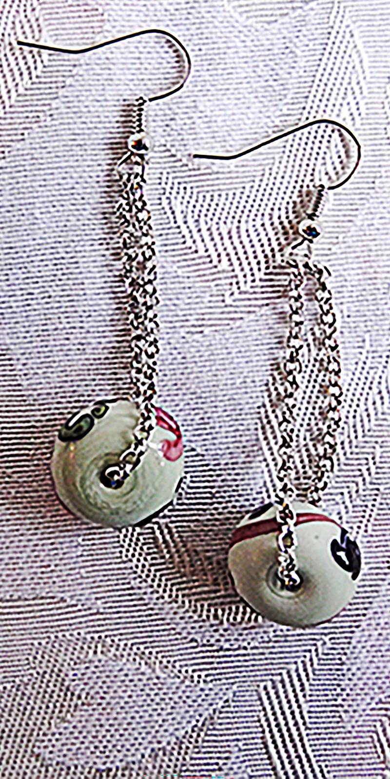 White Polymer Clay Perle Mit Rosa, Grünem Und Schwarzem Design; Versilberte Kette; Ohrhaken Silbereinzug - 0028 von EarringsBraceletsEtc