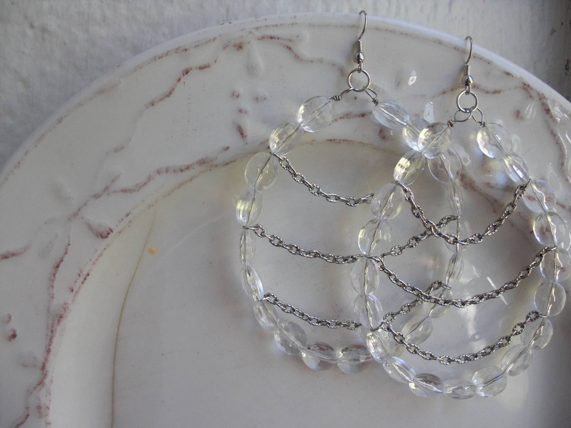 Große Draht Tropfen Reifen Mit Klaren Perlen Und Silberkette Große Draht Tropfen Reifen Mit Klaren Perlen Und Silberkette von EarringsByHan