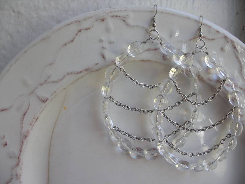 Große Draht Tropfen Reifen Mit Klaren Perlen Und Silberkette Große Draht Tropfen Reifen Mit Klaren Perlen Und Silberkette von EarringsByHan
