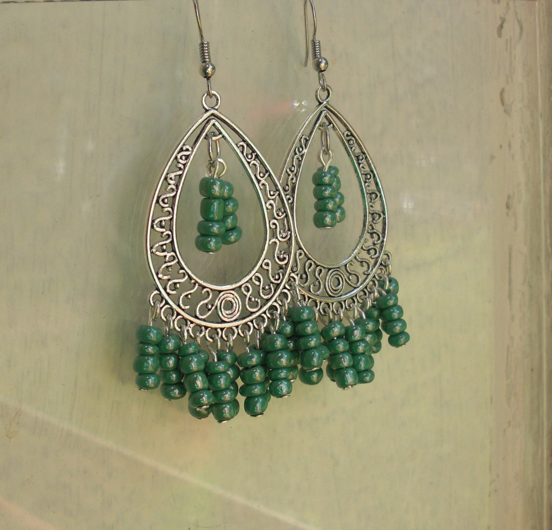 Grüne Perlen Tropfen Silber Anhänger Baumeln Ohrringe, Handgemacht Grüne Perlen Tropfen Silber Anhänger Baumeln Ohrringe, Handgemacht von EarringsByHan