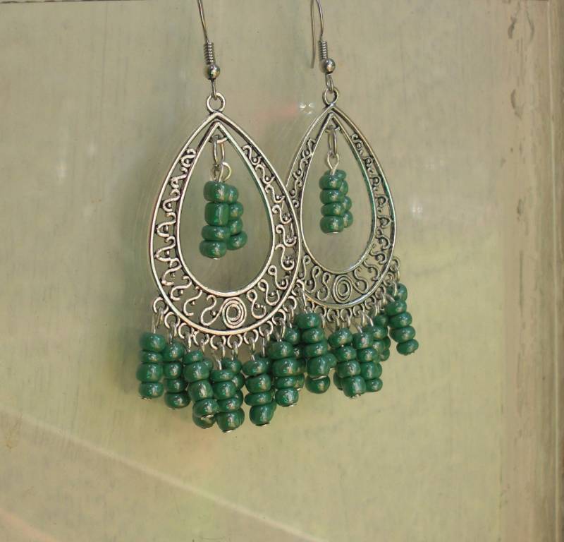Grüne Perlen Tropfen Silber Anhänger Baumeln Ohrringe, Handgemacht Grüne Perlen Tropfen Silber Anhänger Baumeln Ohrringe, Handgemacht von EarringsByHan