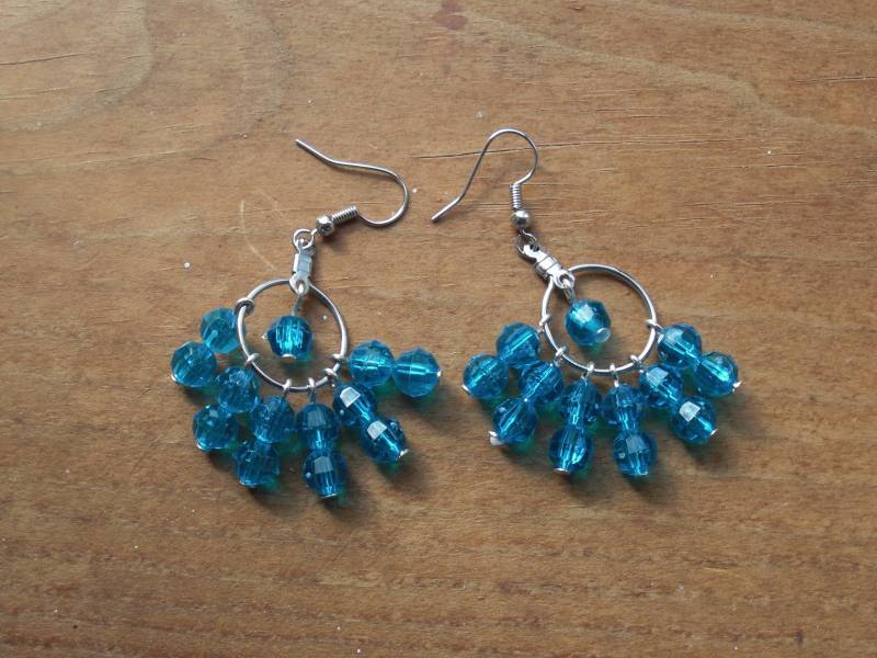 Kleine Creolen Mit Blauen Perlen von EarringsByHan
