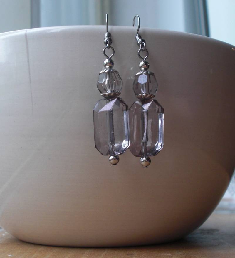 Smokey Amethyst Perlen in Einfachen Baumeln Ohrring Mit Gunmetal Finish Smokey Amethyst Perlen in Einfachen Baumeln Ohrring Mit Gunmetal Finish von EarringsByHan
