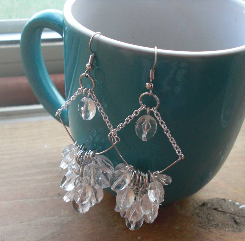 Transluzente Cluster Perlen Baumeln Ohrring Mit Silberkette Transluzente Cluster Perlen Baumeln Ohrring Mit Silberkette von EarringsByHan