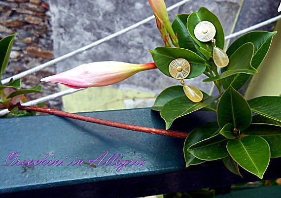 Jonquils Ohrringe. Mattgold Und Hellgelbe Ohrringe Mit Quarz Tropfen. Zart Romantisch. Weiße Narzisse Des Frühlings von EarringsandJoy