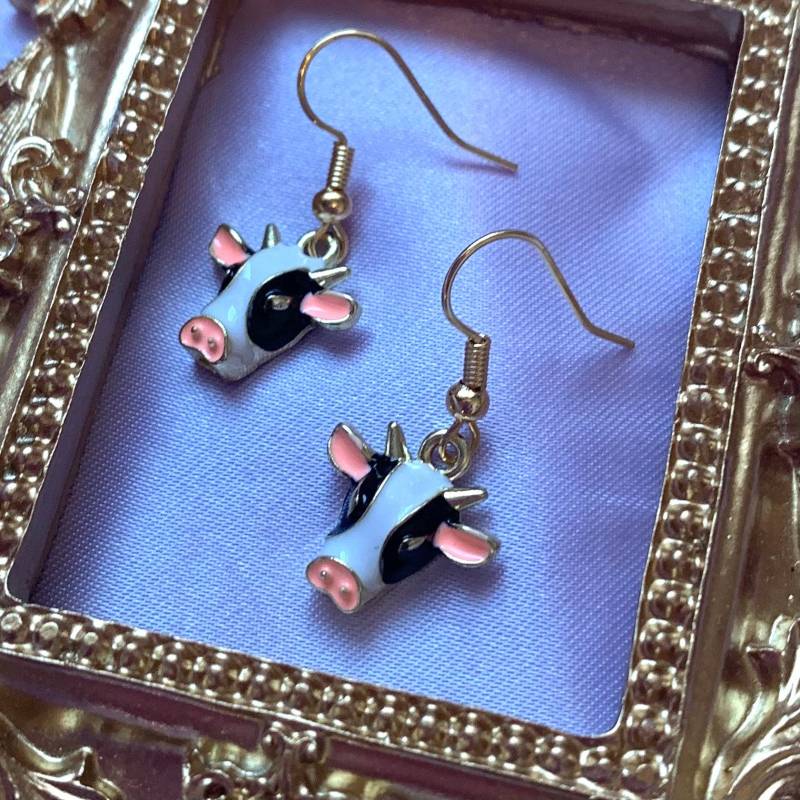 Coole, Ausgefallene Schwarz-Weiße Emaille Kuh Handgemachte Tropfen-Ohrringe An 18K Vergoldeten Haken von EarsbyEmilyShop
