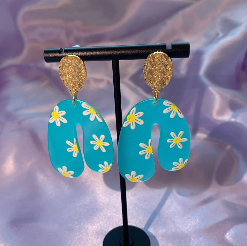 Coole Große Statement Blue Arch Tropfenohrringe Mit Weißen Und Gelben Gänseblümchen Blumen, Handgefertigt An 24K Vergoldeten Ohrsteckern von EarsbyEmilyShop