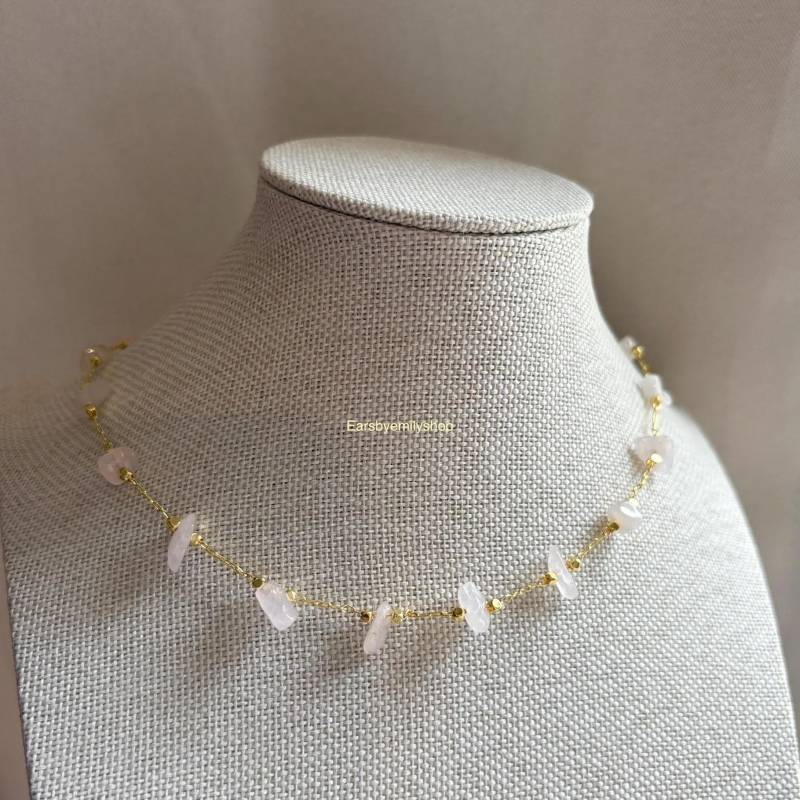 Handgemachte 24K Vergoldete Rosenquarz-Chip-Halskette Handgemachte 24K Vergoldete Rosenquarz-Chip-Halskette von EarsbyEmilyShop