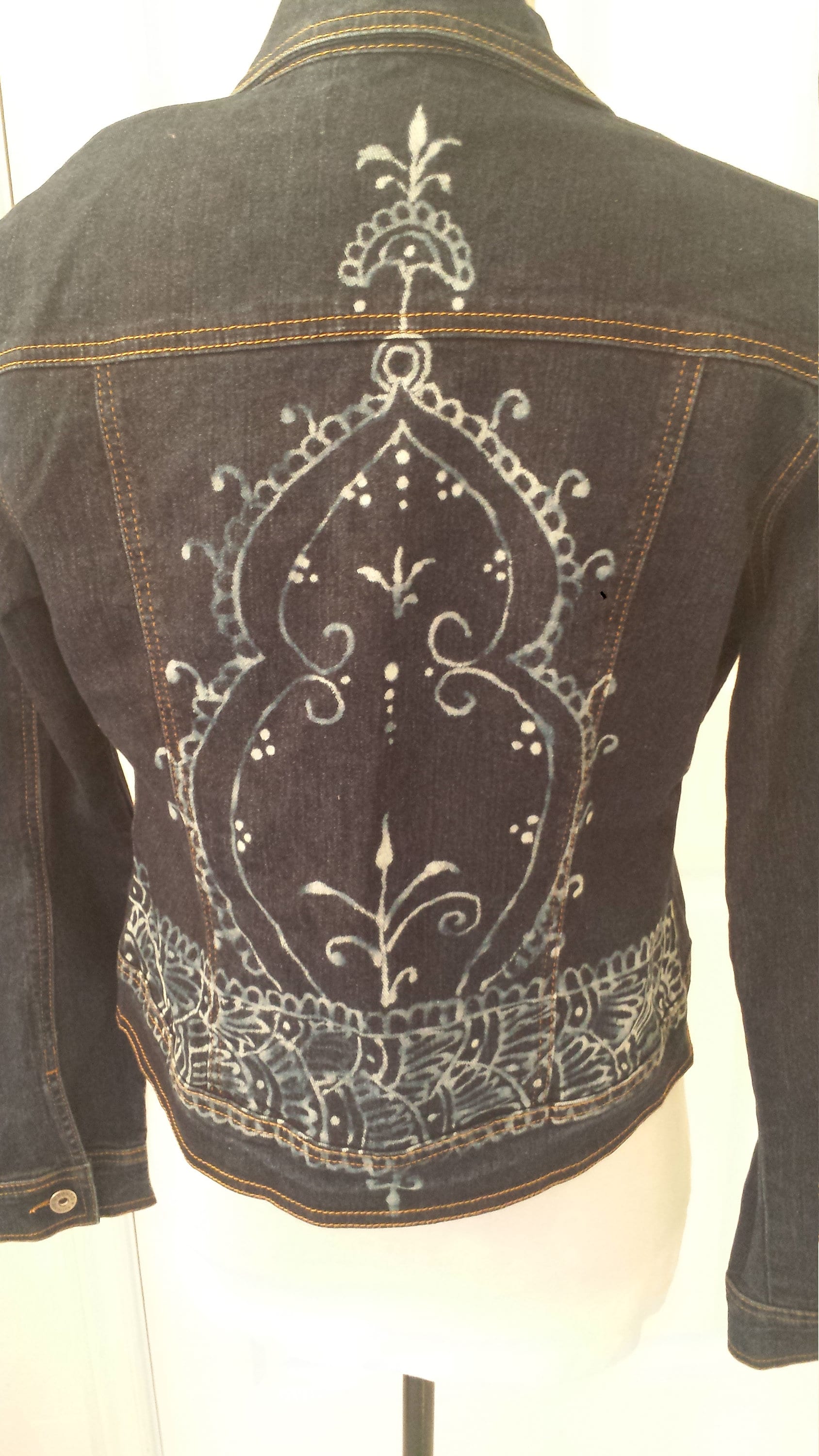 Up-Fashioned Jeansjacke. Handgebleichte Mendhi Design - Größe M, Boho Ooak Up-Fashioned Jeansjacke. Handgebleichte Mendhi Design - Größe M, Boho Ooak von EarthAngelBohoChic