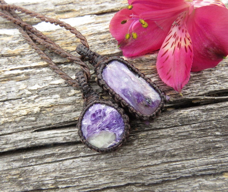 Charoite Halskette, Layering Makramee Geschenk Für Mama, Lila Thema, Muttertagsgeschenk von EarthAuraCreations