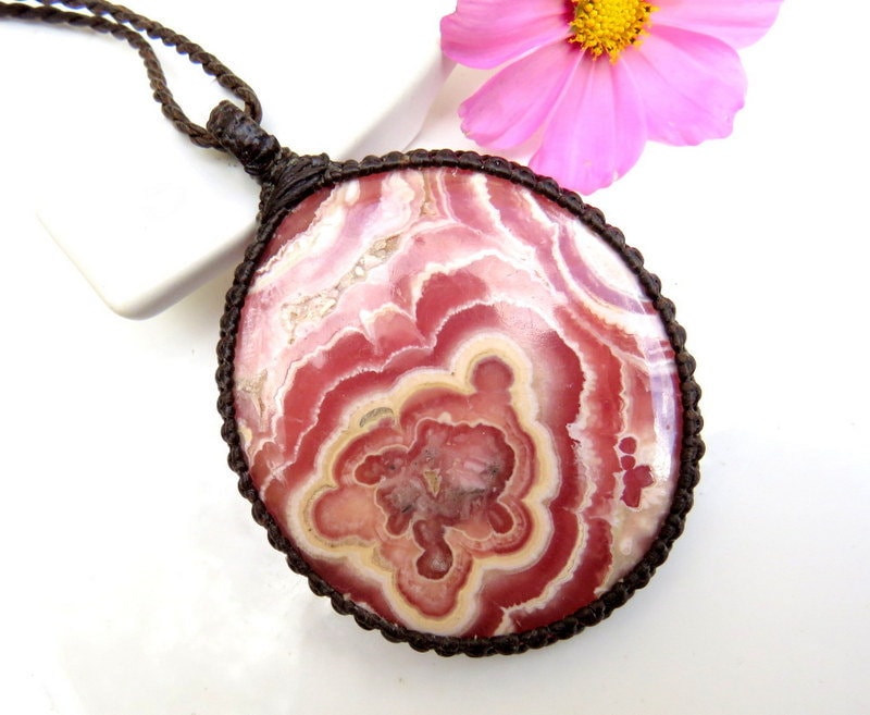 Geschenkideen Für Sie, Rhodocrosite-Halskette, Makramee-Halskette, Makramee-Schmuck, Rhodocrosite-Anhänger, Herz-Chakra-Halskette von EarthAuraCreations