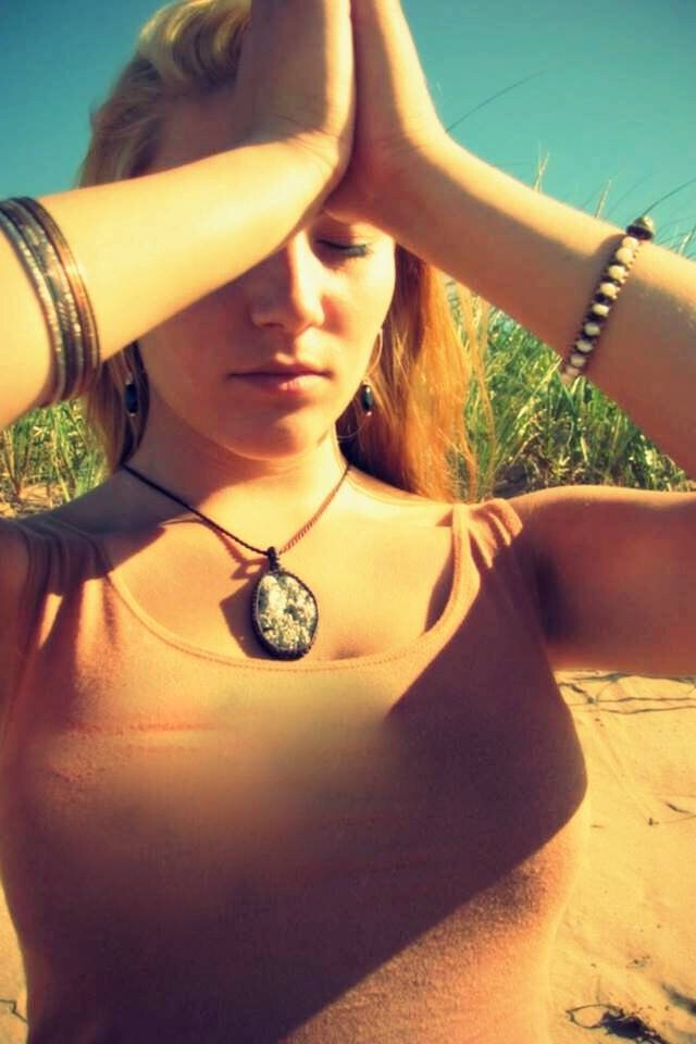 Pyrit Kristall Druzy Halskette, Goldene Selbstbewusstsein Kristalle, Meditation Wurzel-Chakra Makramee Halskette von EarthAuraCreations
