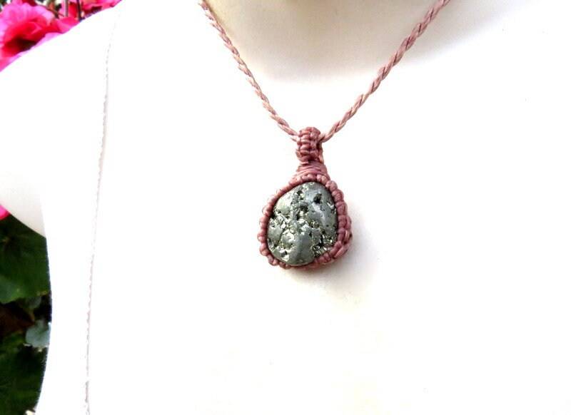 Pyrit Kristall Kette, Goldpyrit Selbstbewusstsein Kristalle, Meditation Wurzel Chakra Kristall, Makramee von EarthAuraCreations