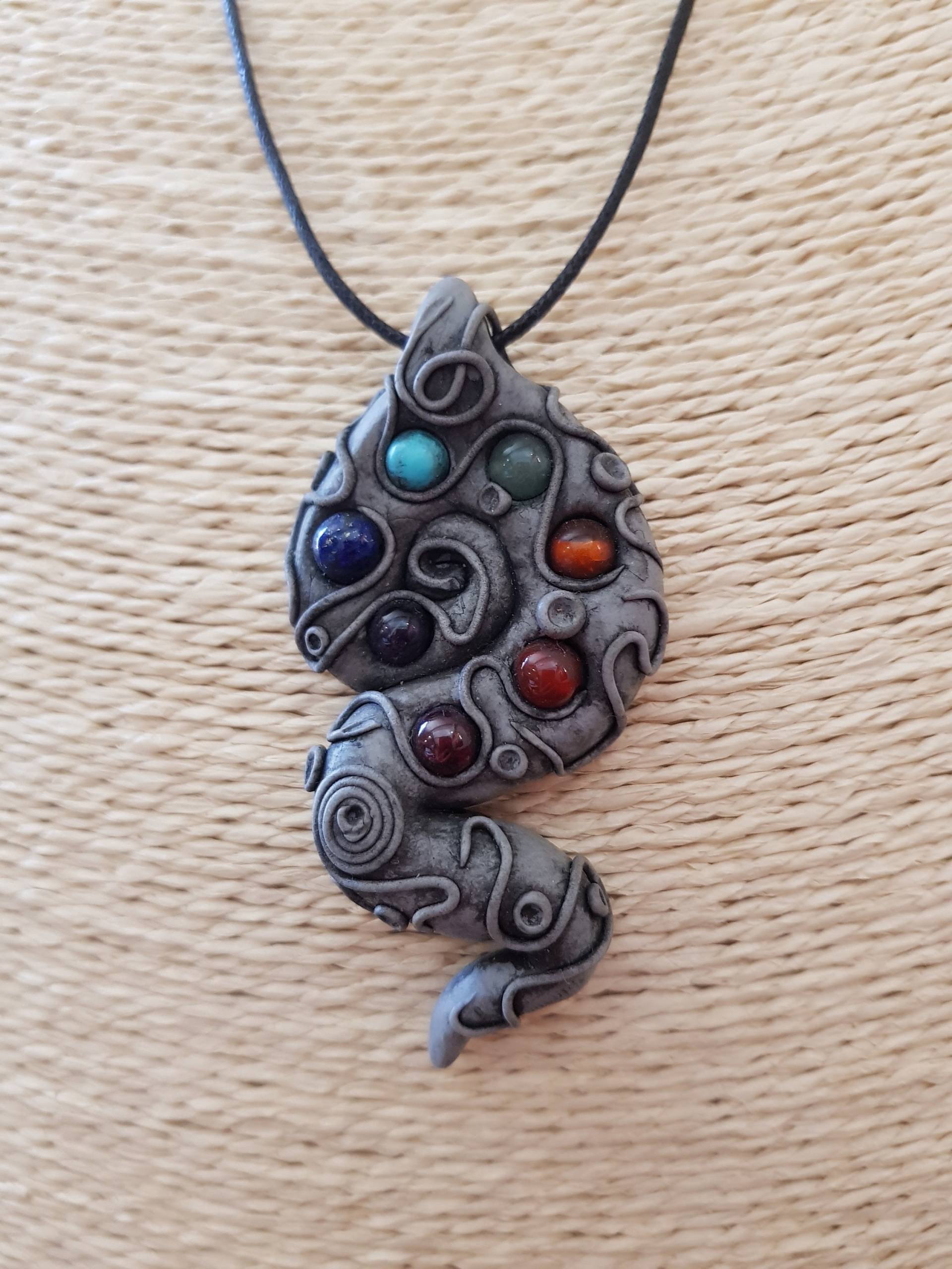 Chakra Anhänger Handgefertigt in Polymer Clay Und Mit 7 Natürlichen Kristall Edelsteinen Chakra Anhänger Handgefertigt in Polymer Clay Und Mit 7 Natürlichen Kristall Edelsteinen von EarthChildPendants
