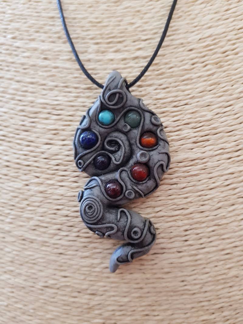 Chakra Anhänger Handgefertigt in Polymer Clay Und Mit 7 Natürlichen Kristall Edelsteinen Chakra Anhänger Handgefertigt in Polymer Clay Und Mit 7 Natürlichen Kristall Edelsteinen von EarthChildPendants