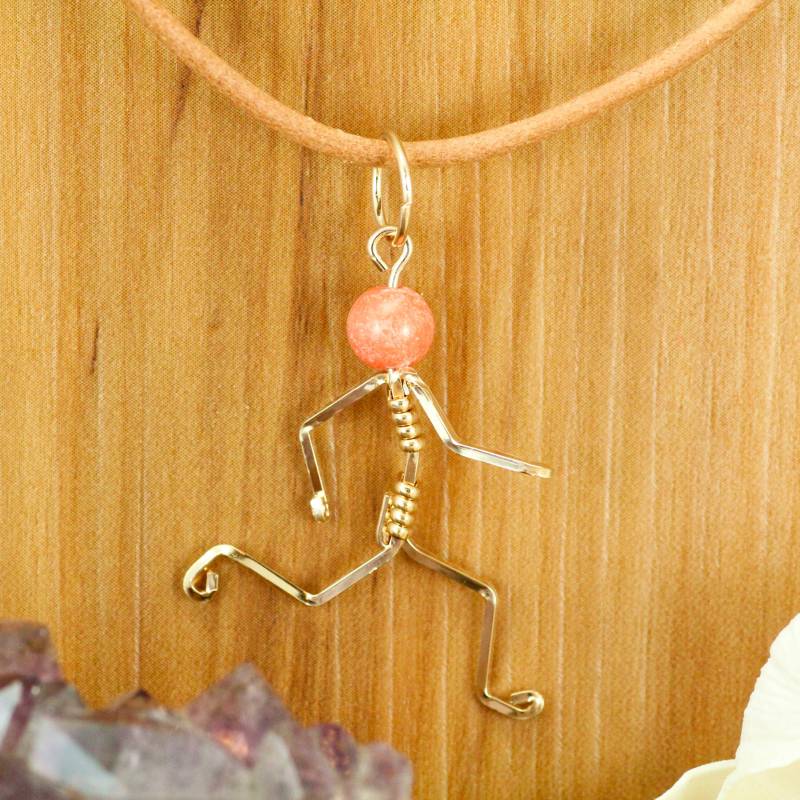 Gold Runner Anhänger Marathon Athlete Halskette Mit Naturstein von EarthJewelry
