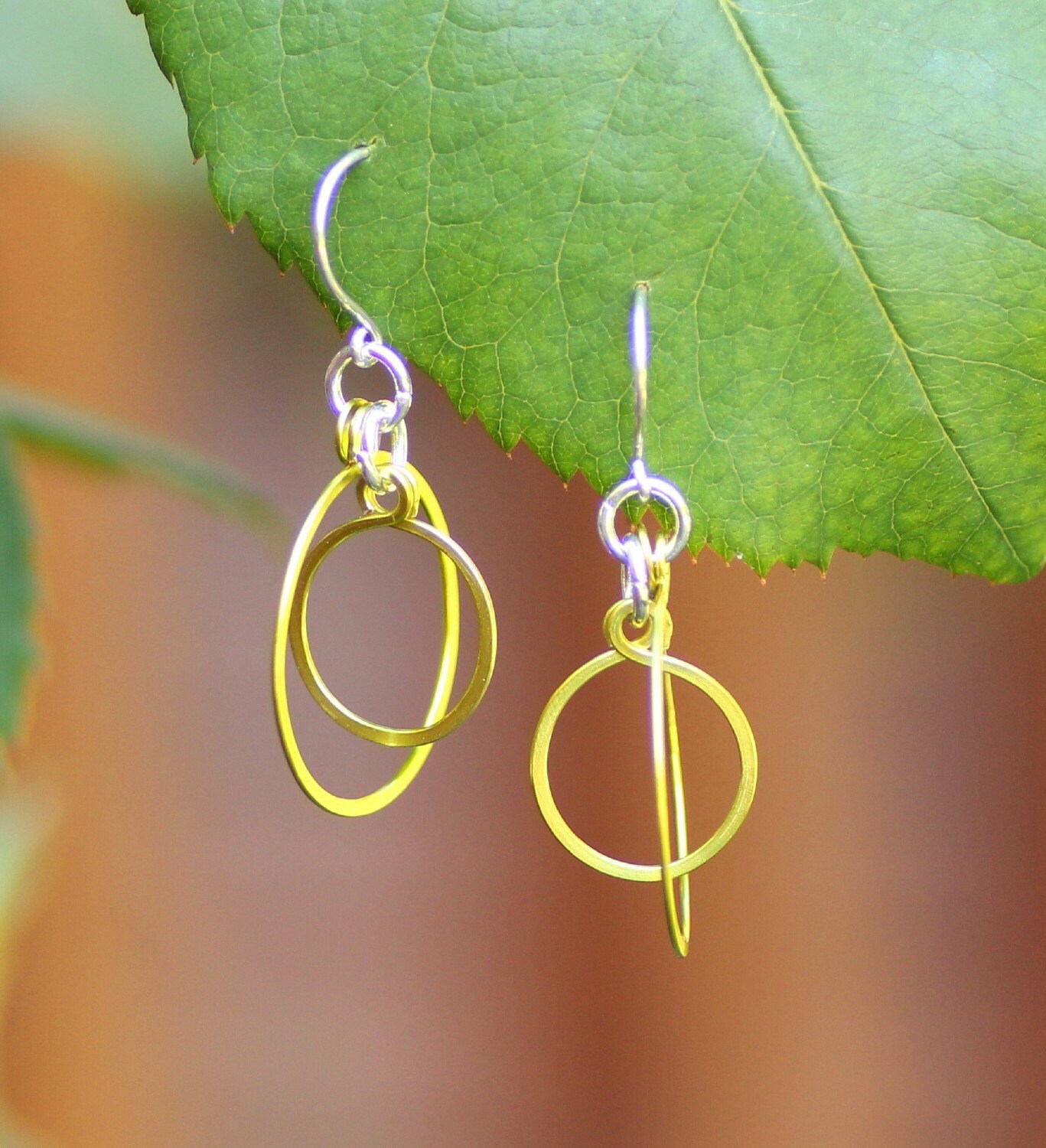 Peridot Creolen Sterling Silber Grün Mit Gehämmerten Ösen von EarthJewelry