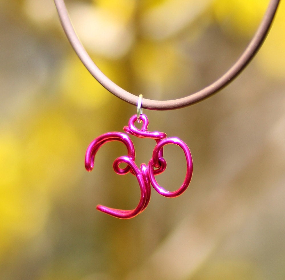 Rosa Draht-Gewickelt Om Anhänger Halskette Yoga Schmuck von EarthJewelry
