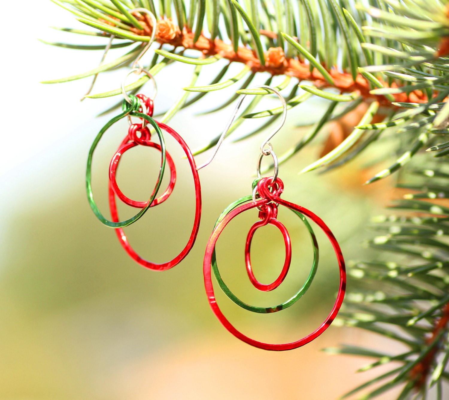 Rot Und Grüne Ohrringe Gehämmerter Weihnachtsschmuck von EarthJewelry