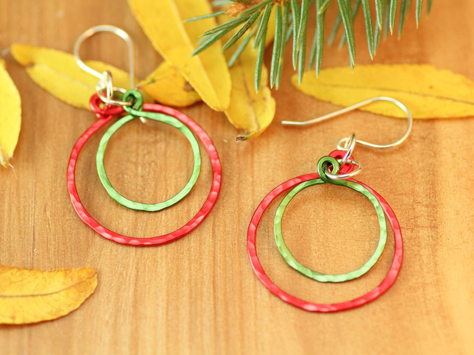 Rot Und Grüne Creolen Gehämmerte Draht Ohrringe von EarthJewelry