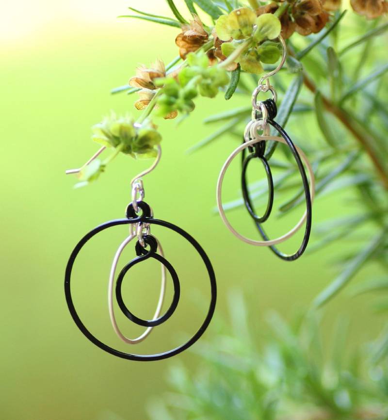 Black & White Gehämmerte Ohrringe Sterling Silber 3-Loop Statement Ohrringe von EarthJewelry