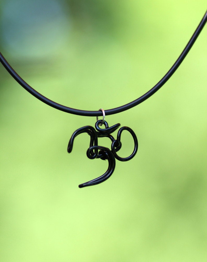 Schwarzer Draht Gewickelt Om Anhänger Yoga Ohm Symbol Halskette von EarthJewelry