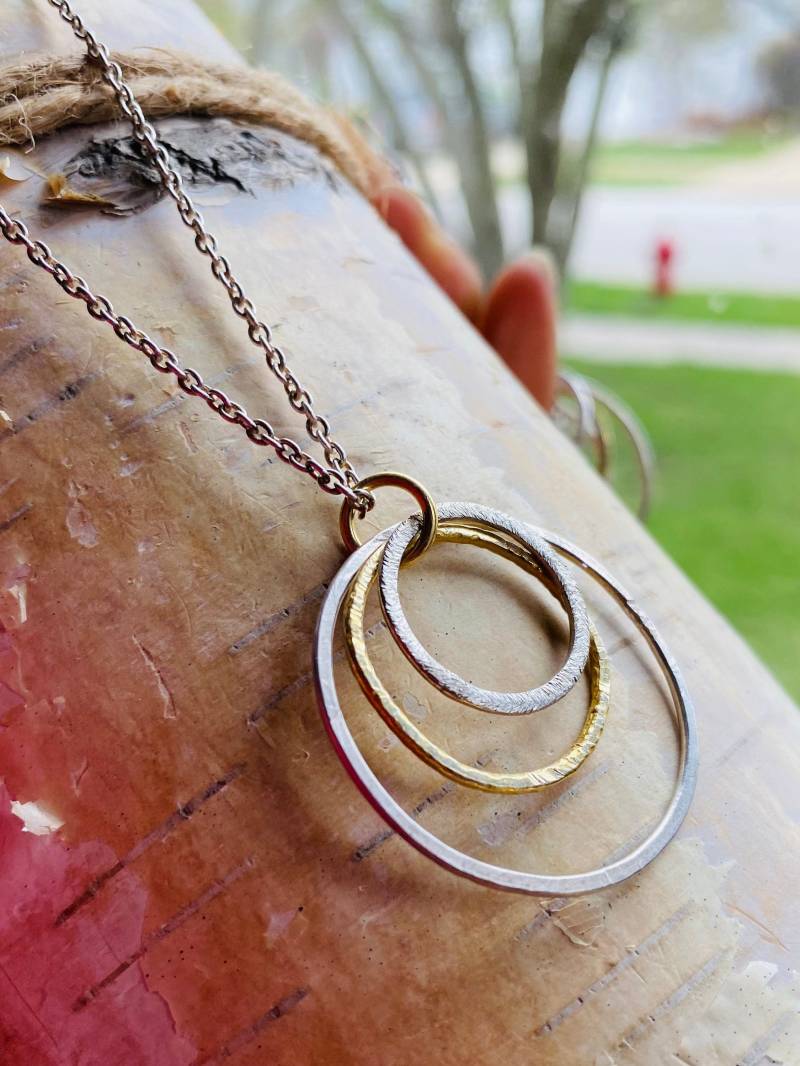 Drei Silber Gold Kreise Halskette - Mutter Tochter Großmütter Große Kleine Schmuck Muttertagsgeschenke Zeitlos Drei Silber Gold Kreise Halskette - Mutter Tochter Großmütter Große Kleine Schmuck Muttertagsgeschenke Zeitlos von EarthKarmaJewellery