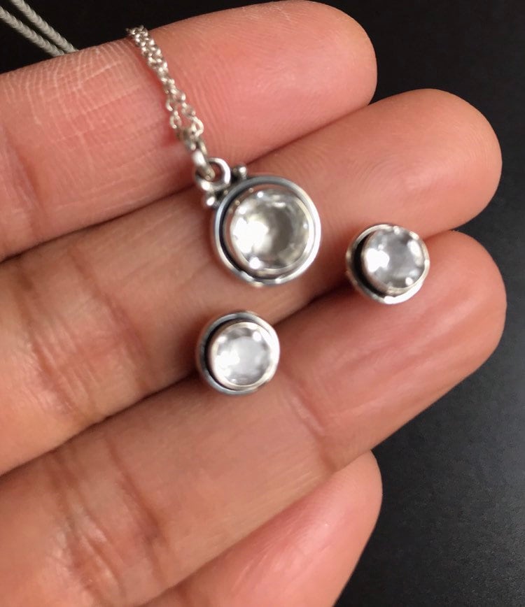 Kristall Quarz Halskette Ohrstecker Set 925 Zierliche Kleine Heilung Schmuck April Birthstone Personalisierte Aires Frauen Geschenke Für Sie von EarthKarmaJewellery