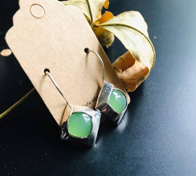 Handgefertigte Prehnit Sterlingsilber Ohrringe Grüner Edelsteinschmuck von EarthKarmaJewellery