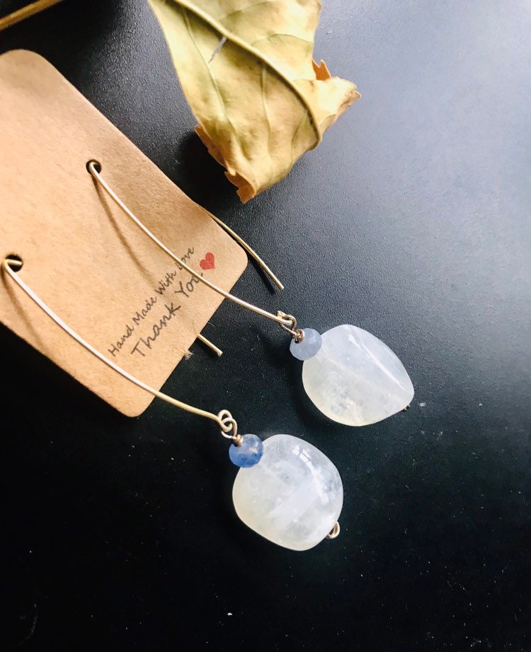 Weißer Mondstein Ohrringe Sapphire Blaue Kristalle Sterling Silber/Gold Ton Gewickelter Draht Tropfen Geschenk Für Frauen von EarthKarmaJewellery