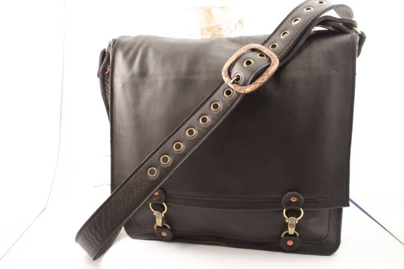 Schwarze Leder Umhängetasche Lg Größe Kostenloser Versand in Nordamerika Schwarze Leder Umhängetasche Lg Größe Kostenloser Versand in Nordamerika von EarthNynjaLeather